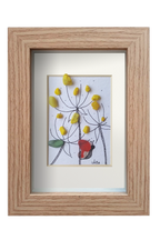 Cuadro con flores amarillas y una mariposa roja hechos con tinta y vidrio de mar amarillo para las flores y rojo y blanco para las alas de la mariposa