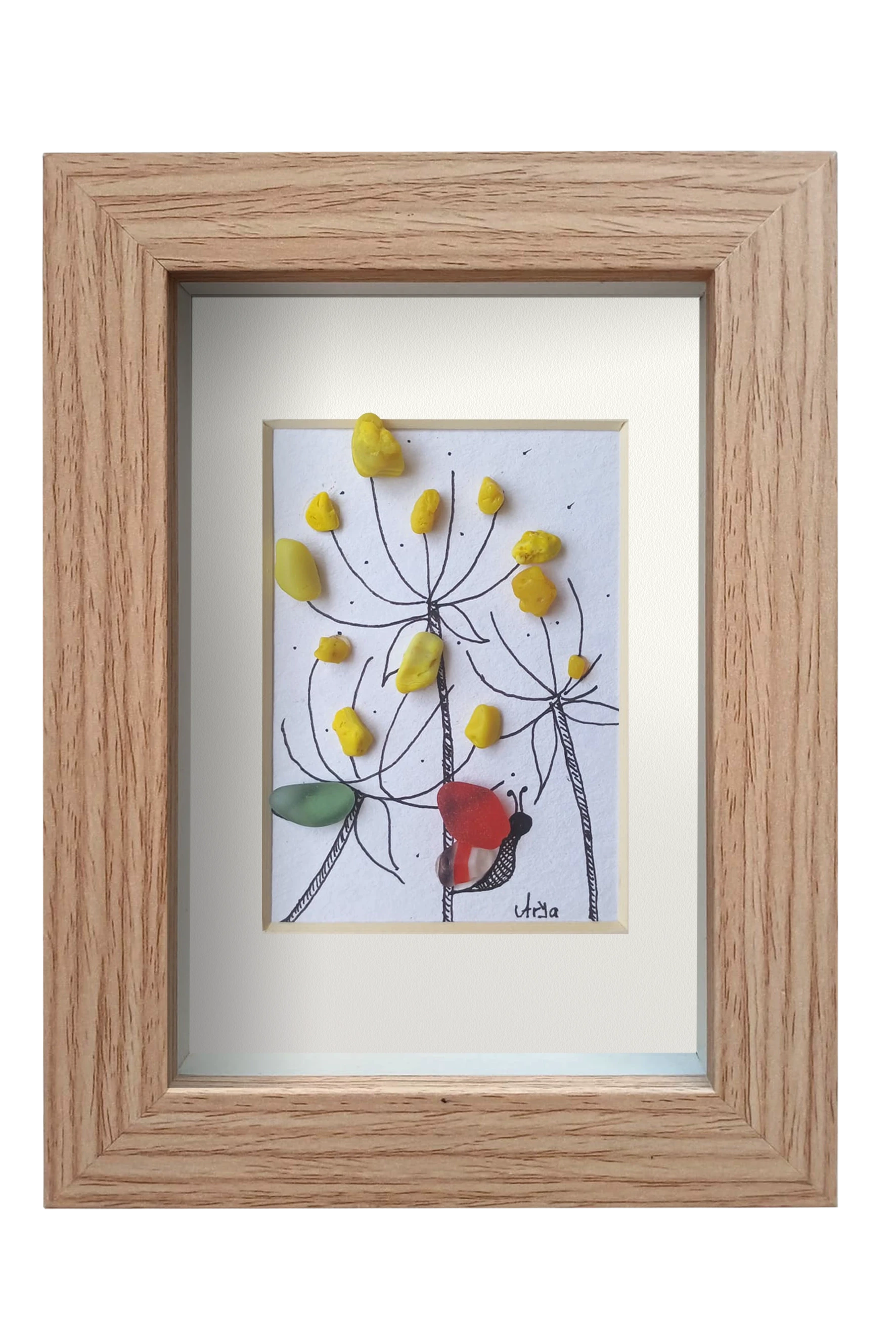 Cuadro con flores amarillas y una mariposa roja hechos con tinta y vidrio de mar amarillo para las flores y rojo y blanco para las alas de la mariposa