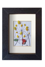 Cuadro con flores amarillas y una mariposa roja hechos con tinta y vidrio de mar amarillo para las flores y rojo y blanco para las alas de la mariposa