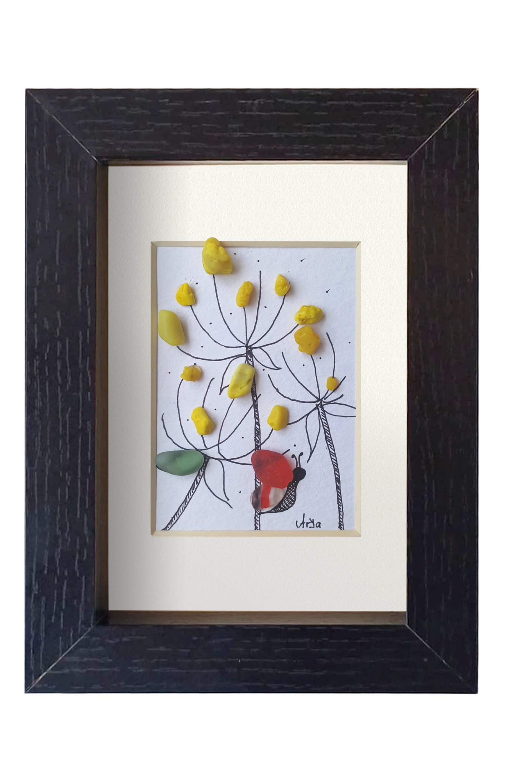 Cuadro con flores amarillas y una mariposa roja hechos con tinta y vidrio de mar amarillo para las flores y rojo y blanco para las alas de la mariposa