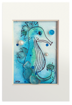 Cuadro con ilustración en acuarela y tinta de un caballito de mar en el fondo del oceano con vidrio y otros materiales dándo volumen y aportando fantasía