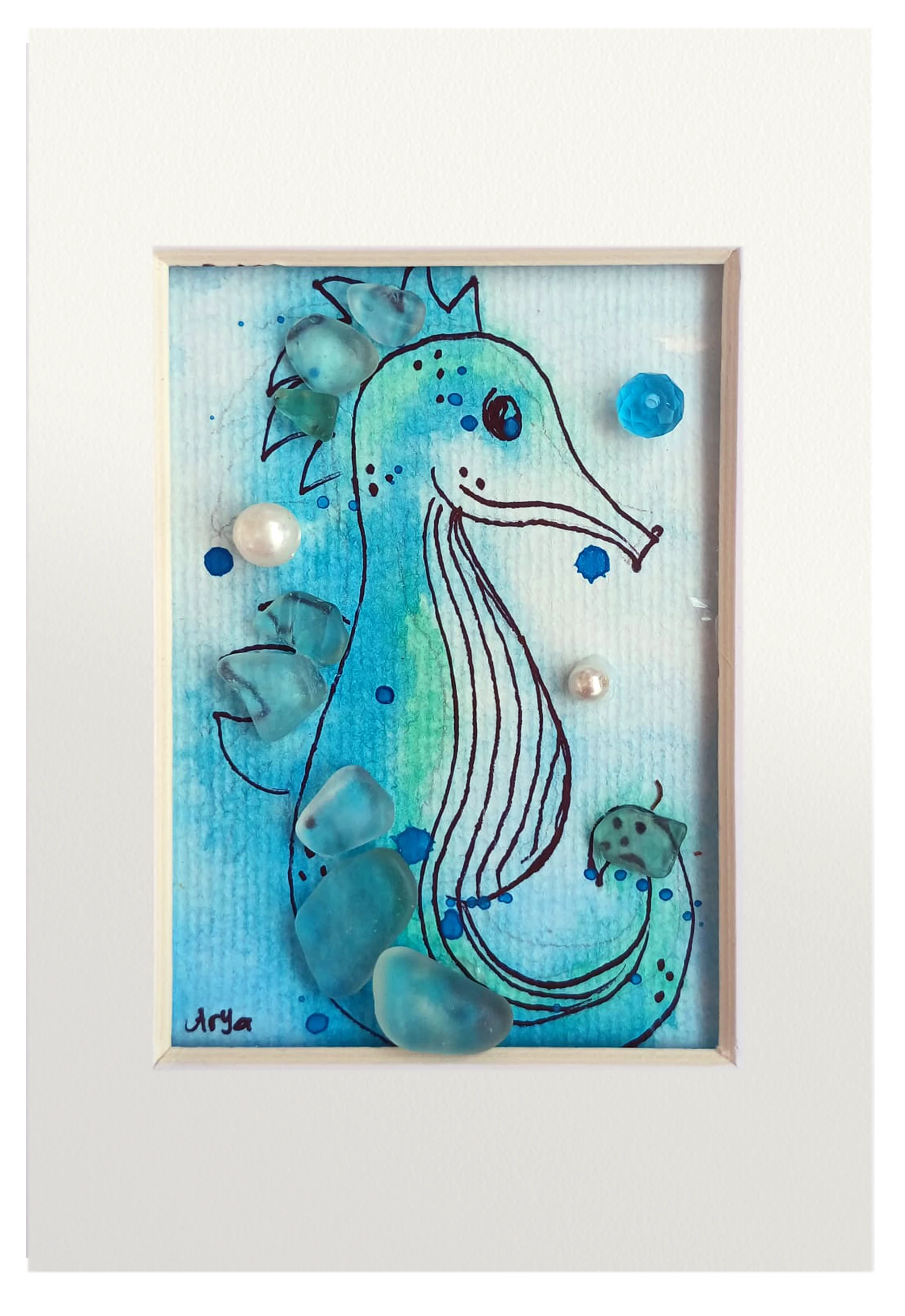 Cuadro con ilustración en acuarela y tinta de un caballito de mar en el fondo del oceano con vidrio y otros materiales dándo volumen y aportando fantasía