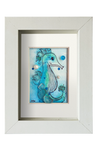 Cuadro con ilustración en acuarela y tinta de un caballito de mar en el fondo del oceano con vidrio y otros materiales dándo volumen y aportando fantasía