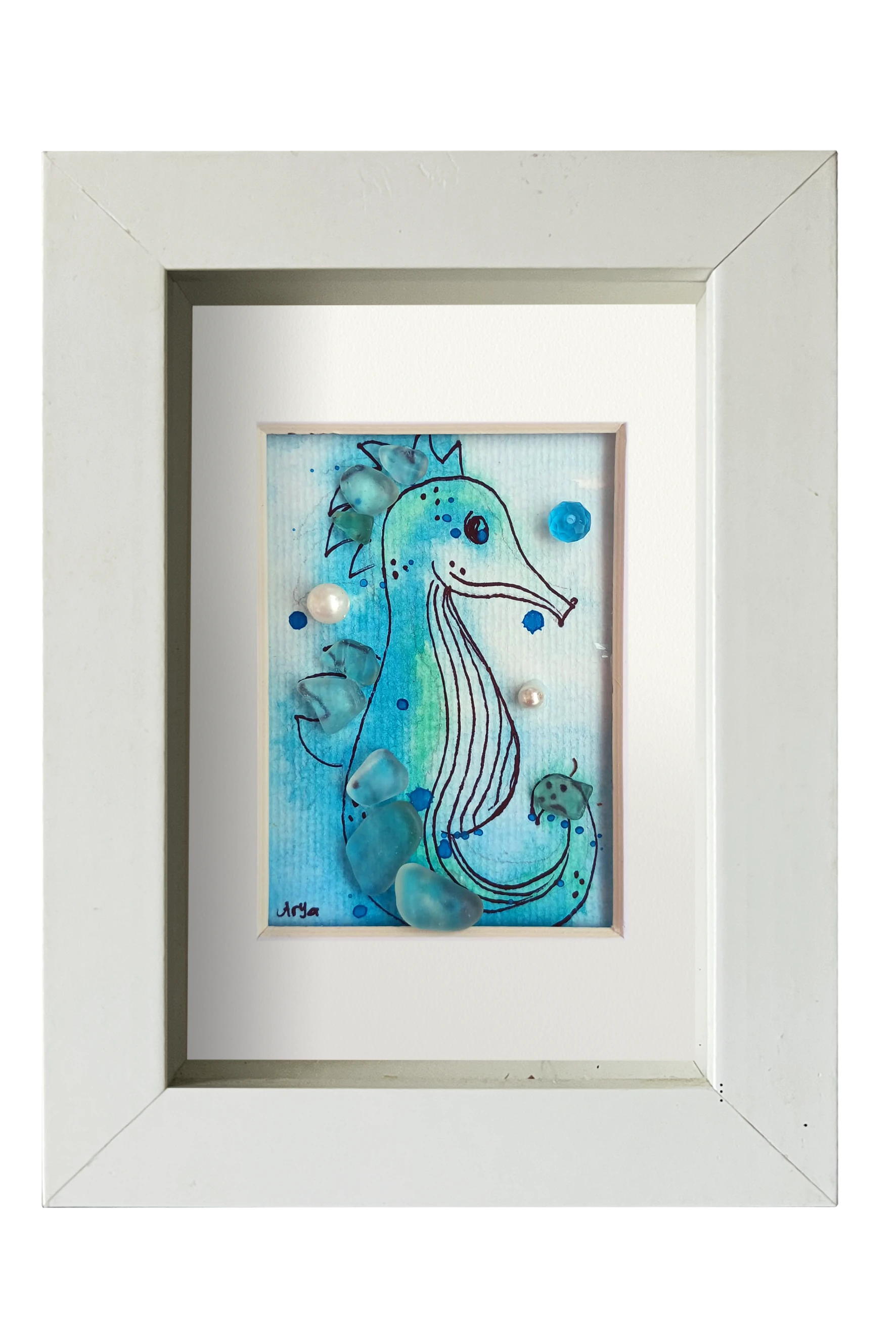 Cuadro con ilustración en acuarela y tinta de un caballito de mar en el fondo del oceano con vidrio y otros materiales dándo volumen y aportando fantasía