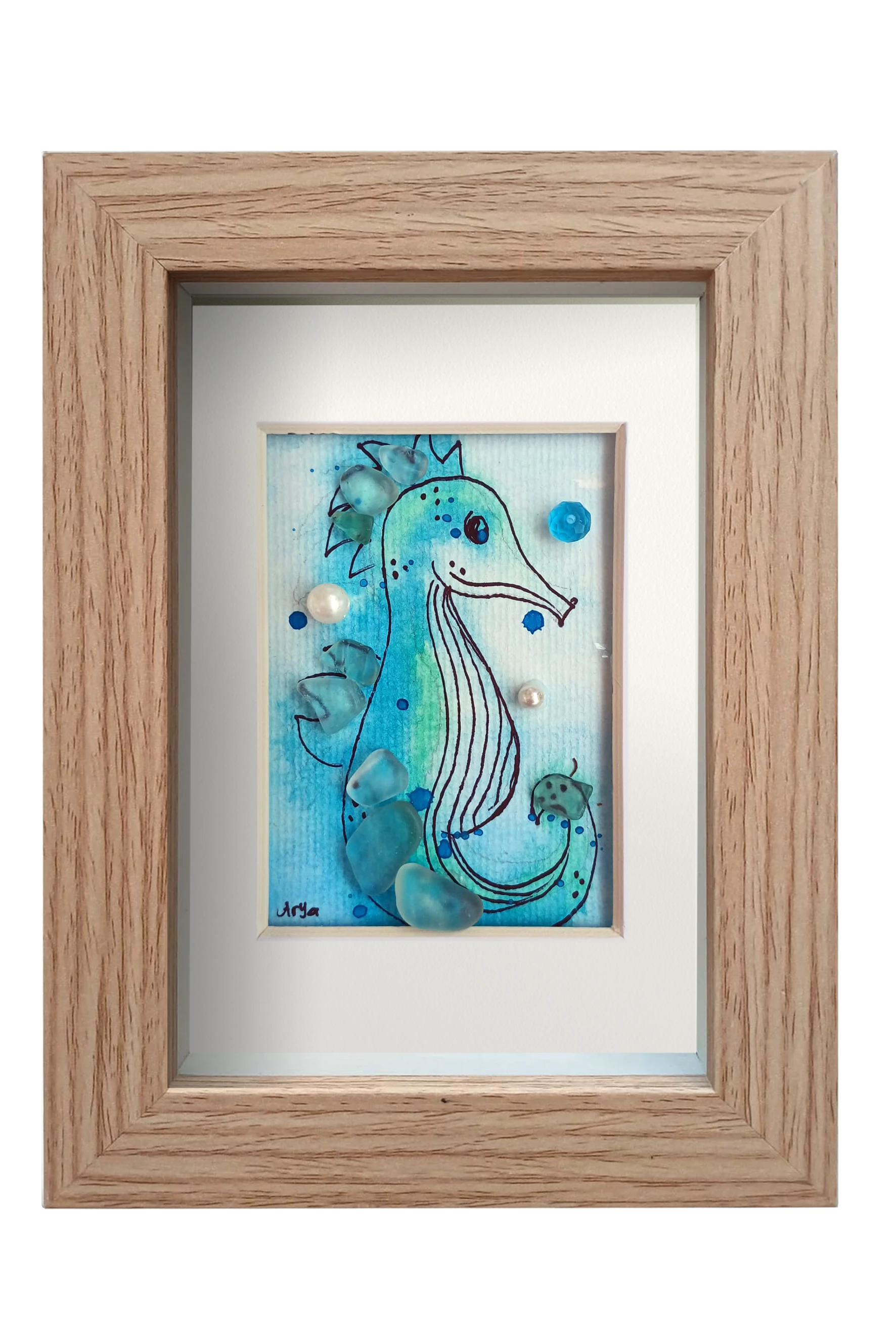 Cuadro con ilustración en acuarela y tinta de un caballito de mar en el fondo del oceano con vidrio y otros materiales dándo volumen y aportando fantasía
