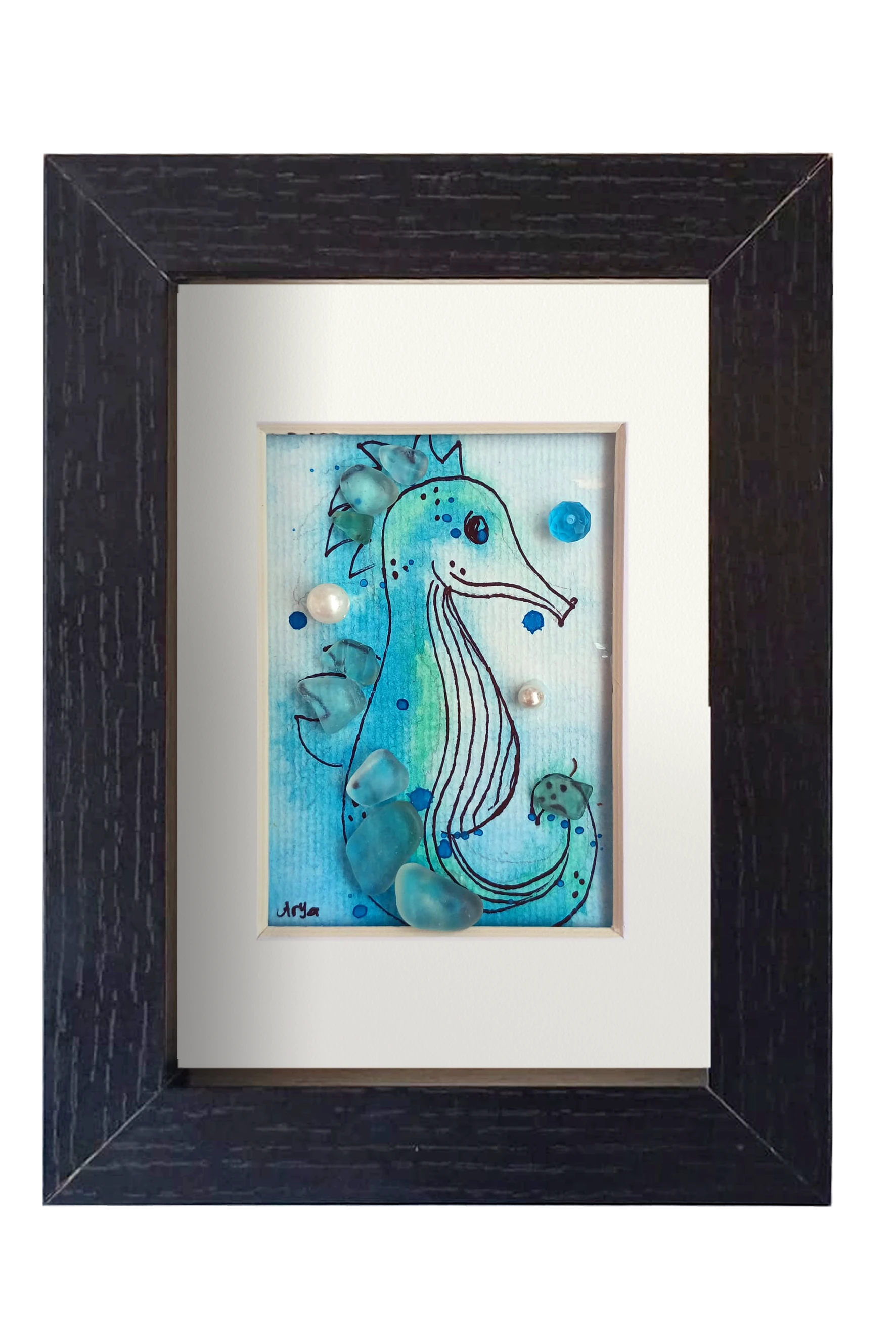 Cuadro con ilustración en acuarela y tinta de un caballito de mar en el fondo del oceano con vidrio y otros materiales dándo volumen y aportando fantasía