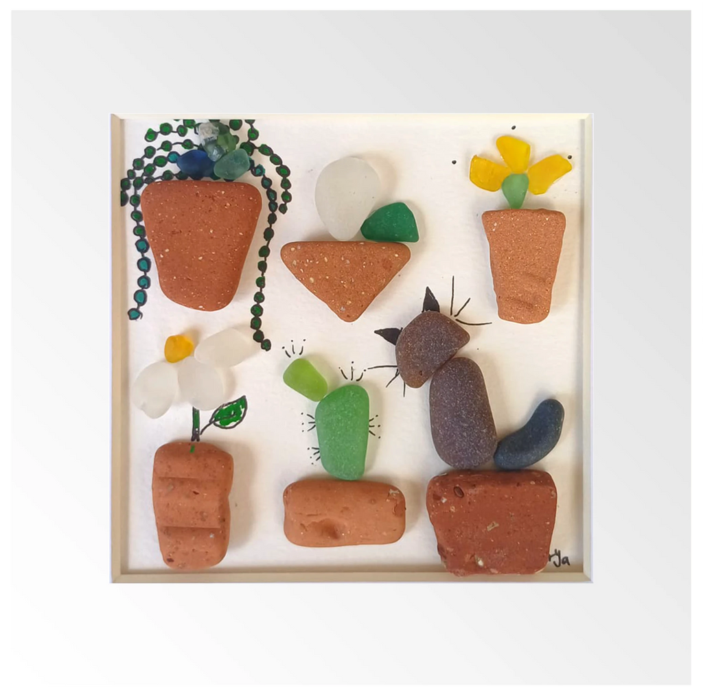 Cuadro de un gato sentado entre macetas con plantas y flores hechas con cerámica y vidrio de mar erosionado