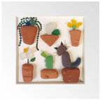 Cuadro de un gato sentado entre macetas con plantas y flores hechas con cerámica y vidrio de mar erosionado
