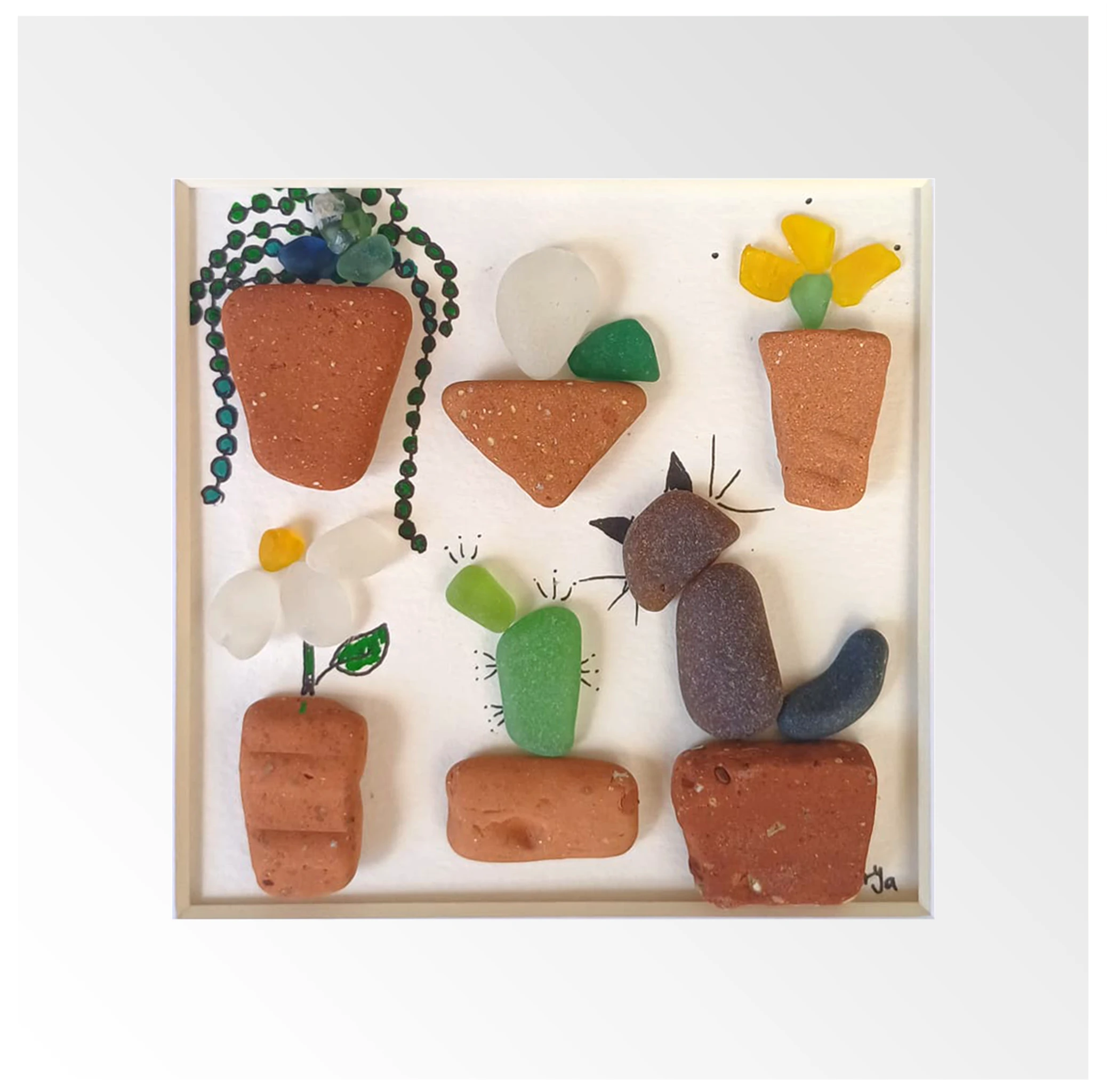 Cuadro de un gato sentado entre macetas con plantas y flores hechas con cerámica y vidrio de mar erosionado
