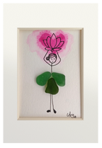 Cuadro con dibujo de chica con falda de vidrio de mar verde que sostiene sobre la cabeza una flor de loto rosada hecha con acuarela y tinta.