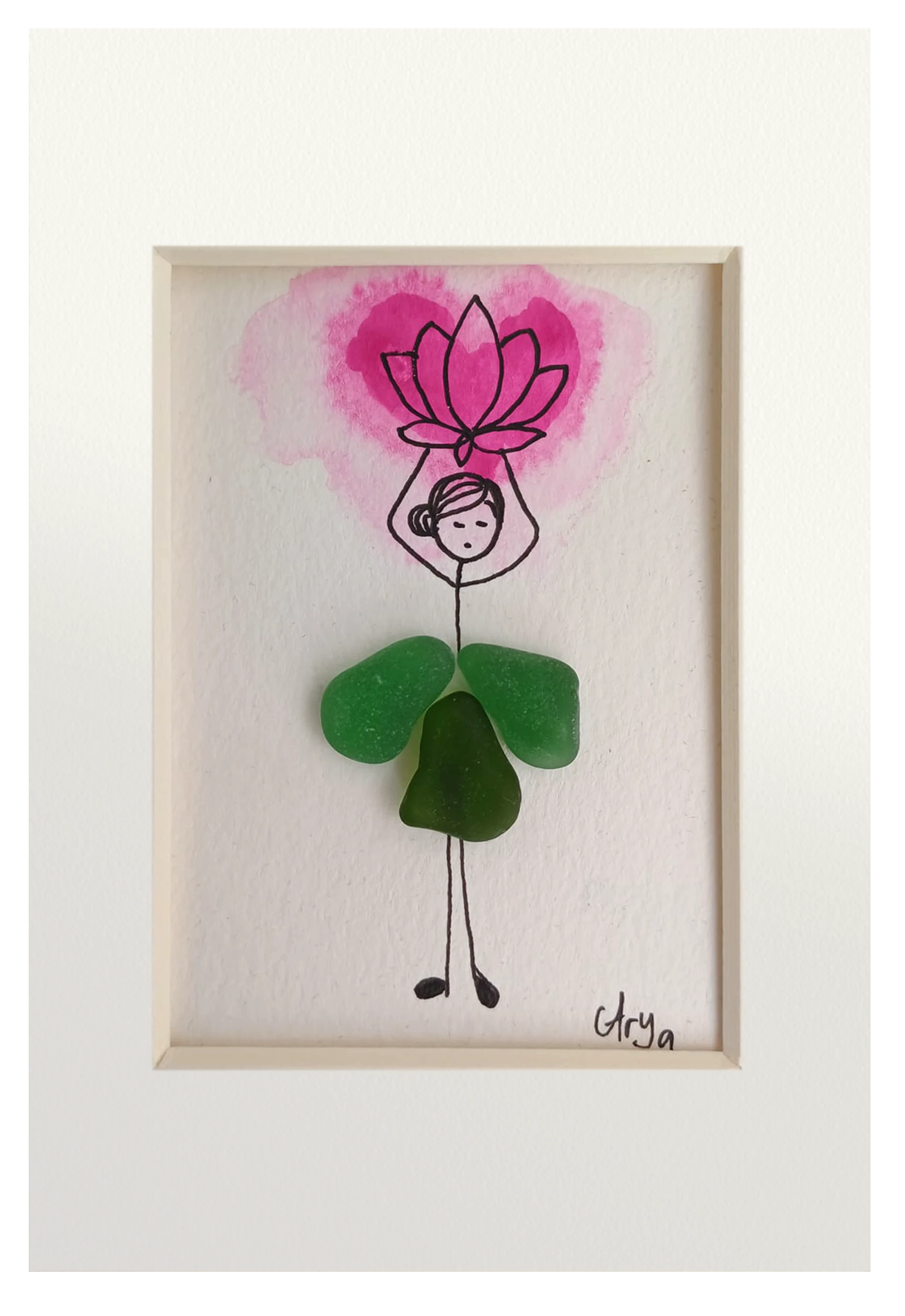 Cuadro con dibujo de chica con falda de vidrio de mar verde que sostiene sobre la cabeza una flor de loto rosada hecha con acuarela y tinta.