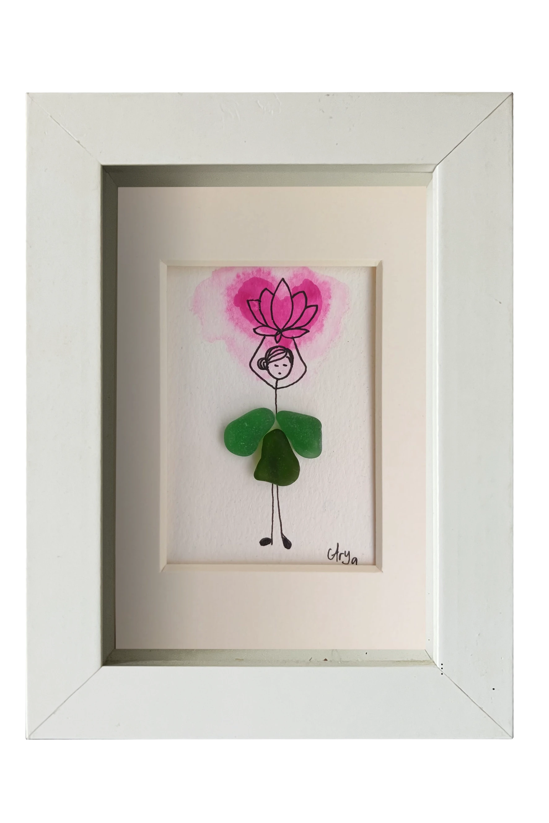 Cuadro con dibujo de chica con falda de vidrio de mar verde que sostiene sobre la cabeza una flor de loto rosada hecha con acuarela y tinta. Marco blanco
