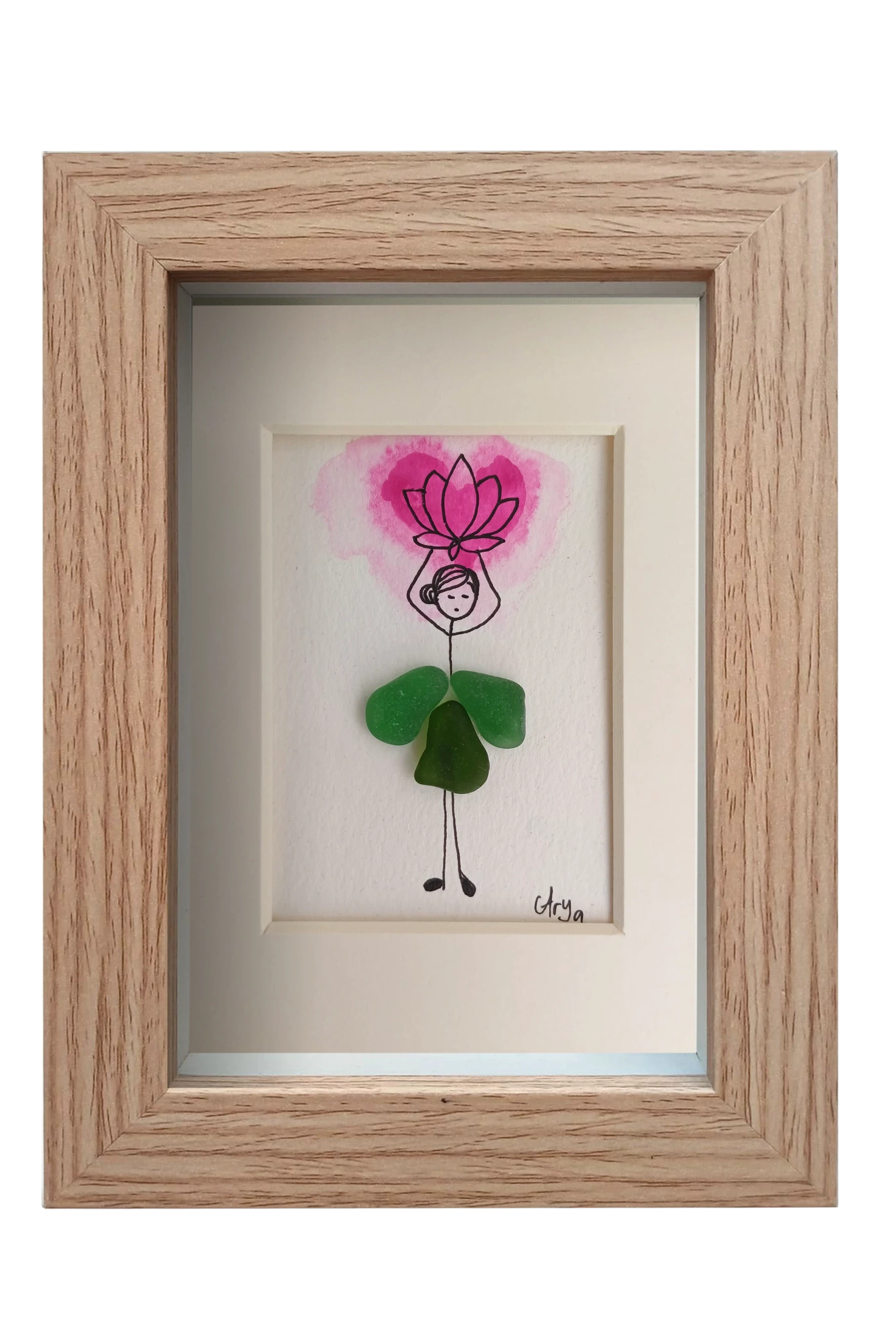 Cuadro con dibujo de chica con falda de vidrio de mar verde que sostiene sobre la cabeza una flor de loto rosada hecha con acuarela y tinta. Marco madera