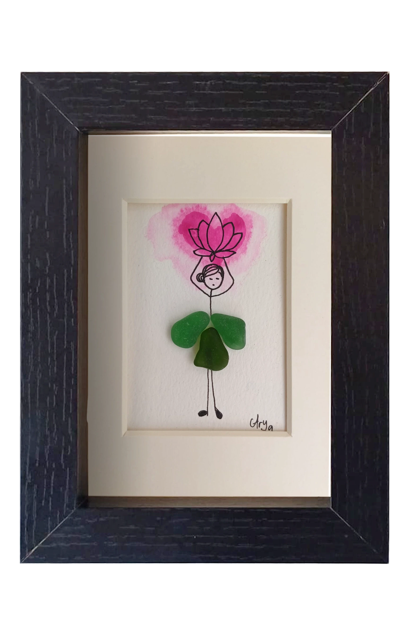 Cuadro con dibujo de chica con falda de vidrio de mar verde que sostiene sobre la cabeza una flor de loto rosada hecha con acuarela y tinta. Marco negro