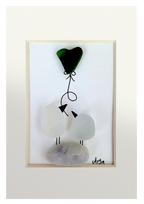Obra original en la que dos pajaritos de cristal de mar pulido se regalan un globo verde en forma de corazon