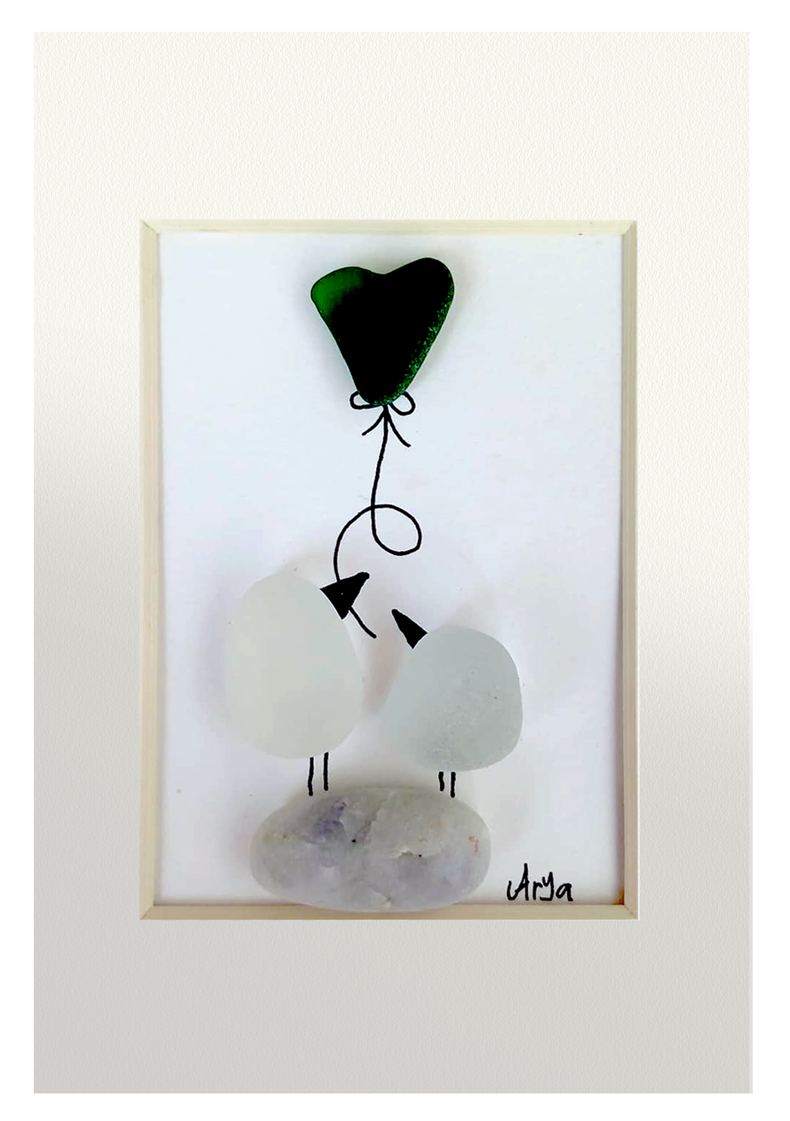 Obra original en la que dos pajaritos de cristal de mar pulido se regalan un globo verde en forma de corazon