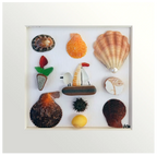 Cuadro con conchas mediterránas y un barquito de cerámica con un pajaro dentro acercándose a una flor roja de vidrio de mar