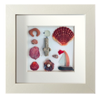 Cuadro con conchas mediterránas y un barquito de cerámica navegando. Pajaro está en medio posado encima de un tronco