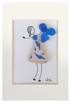 Dibujo de una chicha hecho con tinta, vidrio de mar azules y cerámica