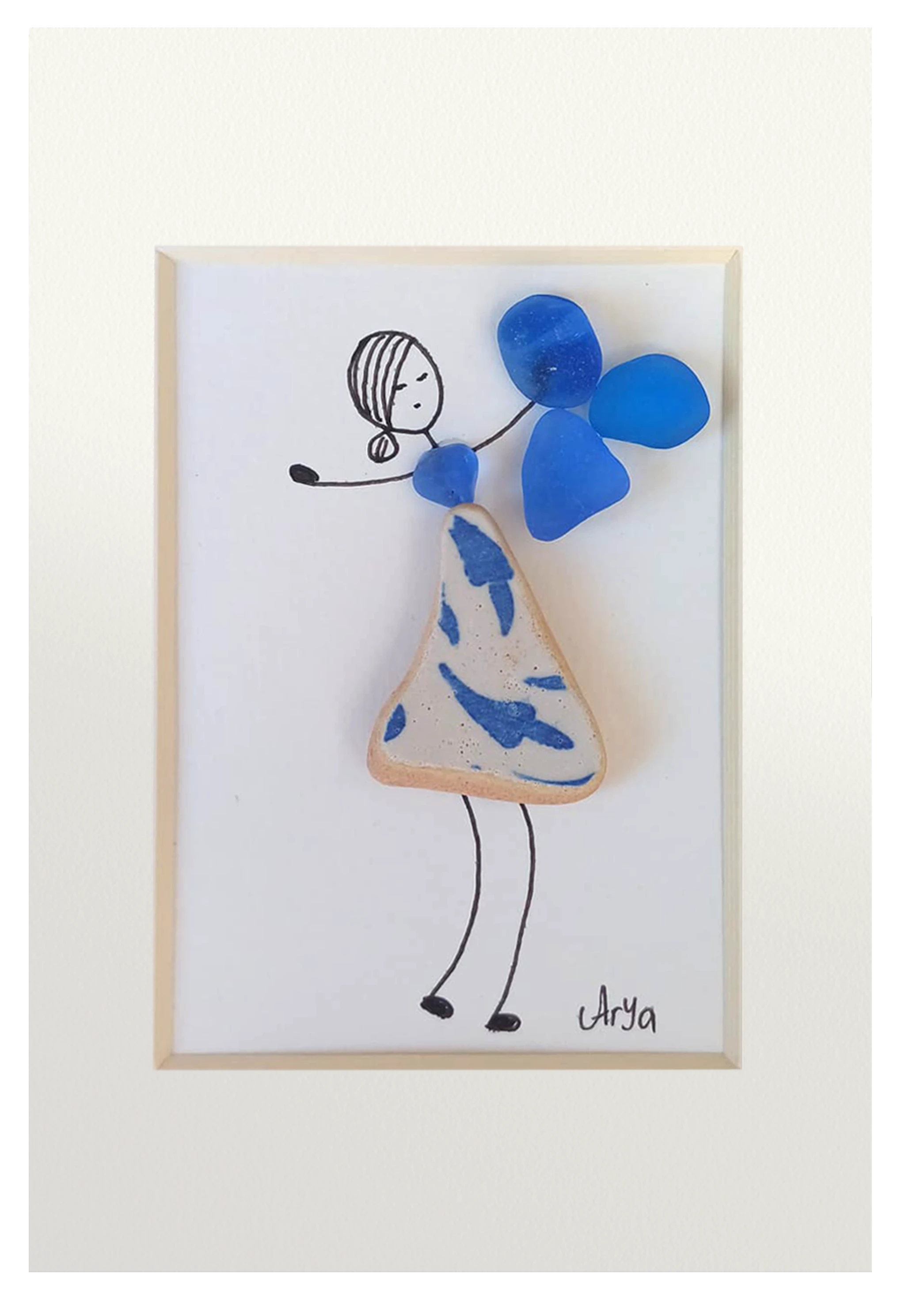 Dibujo de una chicha hecho con tinta, vidrio de mar azules y cerámica