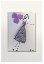 Dibujo de una chicha hecho con tinta, vidrio de mar lilas y cerámica