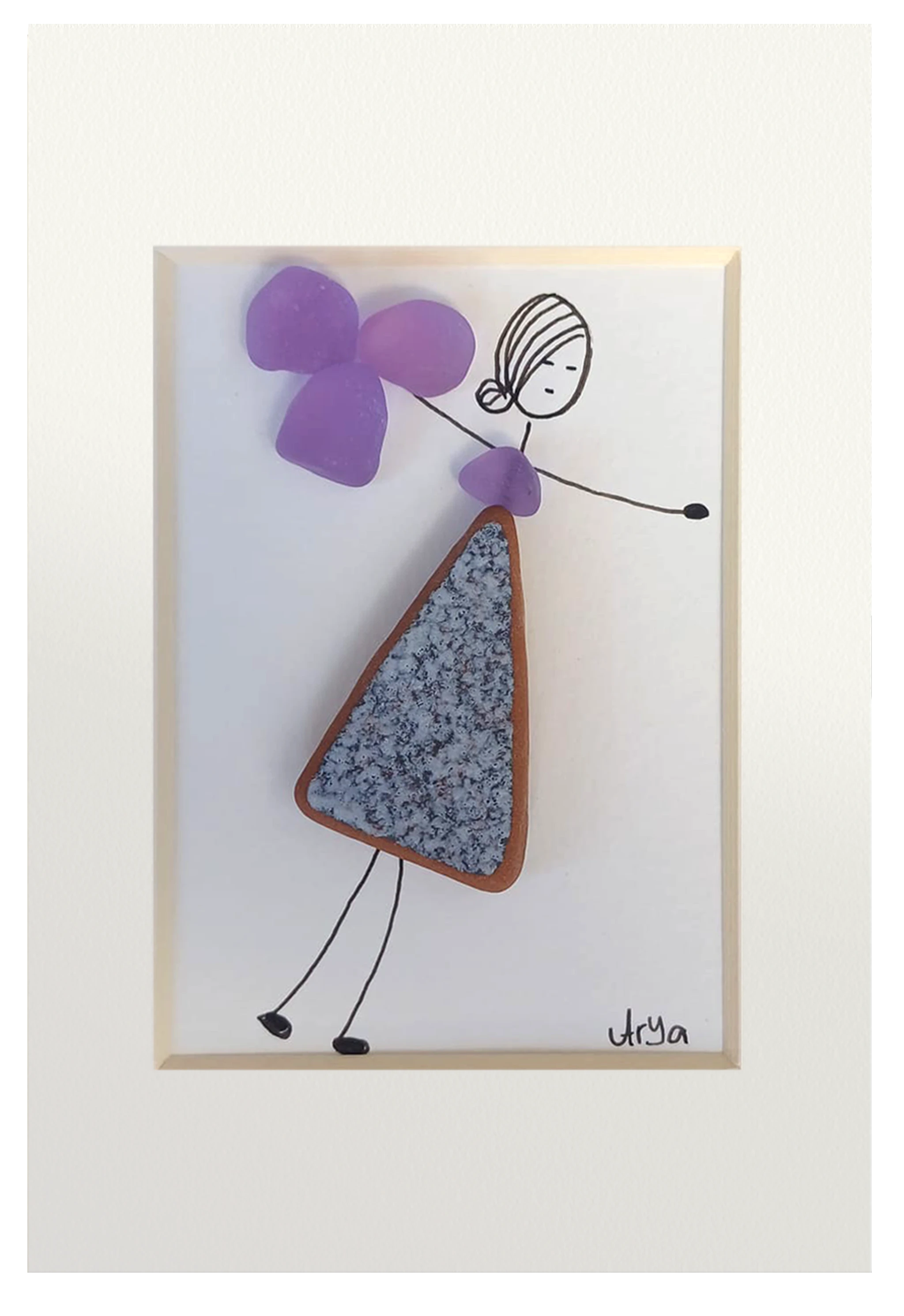 Dibujo de una chicha hecho con tinta, vidrio de mar lilas y cerámica