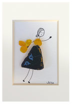 Chica danzando en amarillo