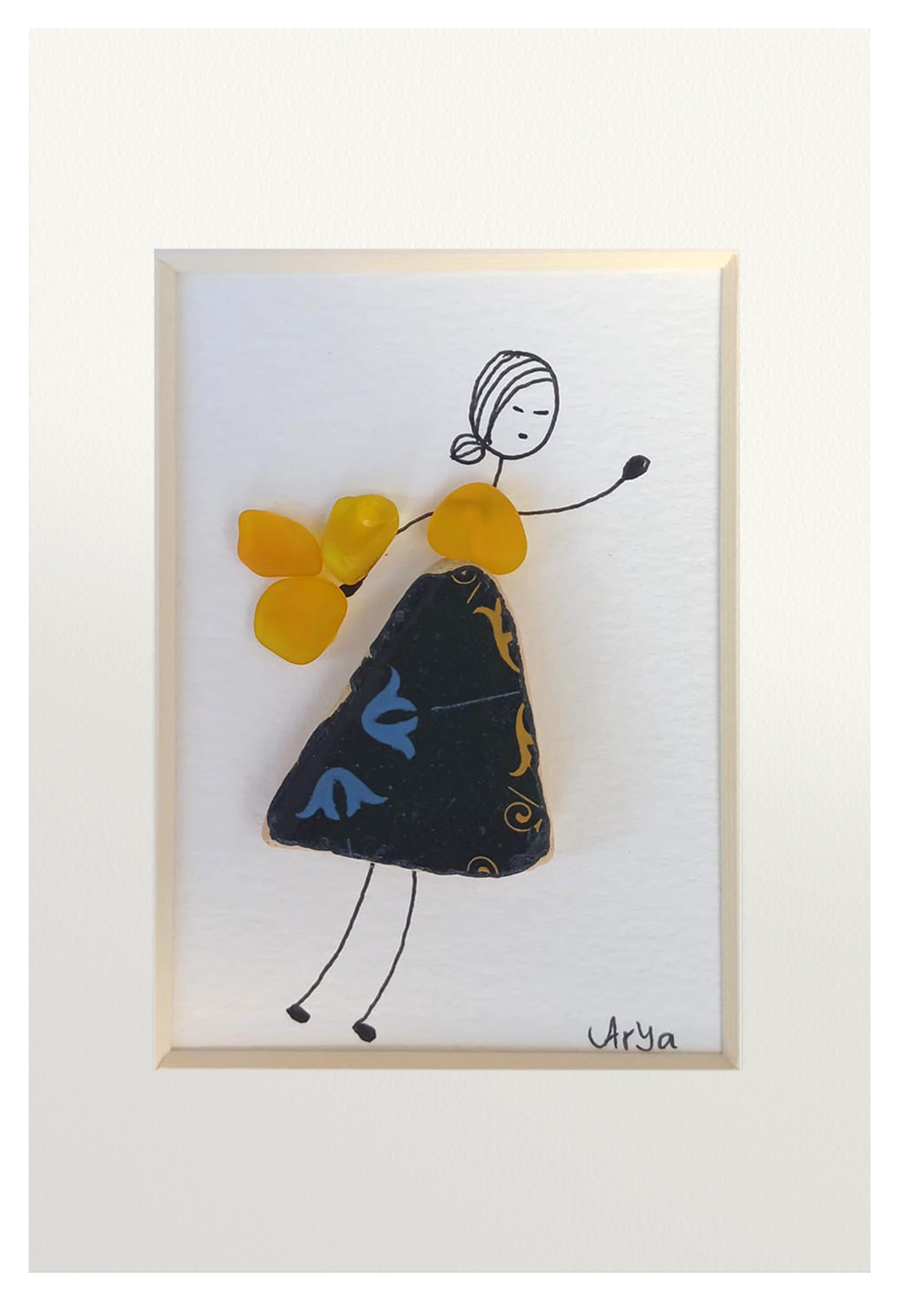 Chica danzando en amarillo