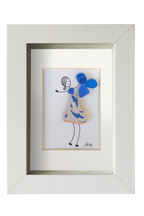 Chica danzando en azul