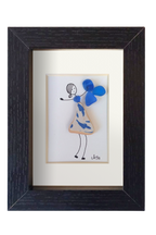 Chica danzando en azul