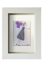 Chica danzando en lila