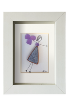 Chica danzando en lila