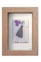 Chica danzando en lila