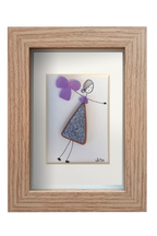 Chica danzando en lila