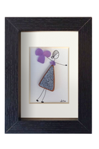 Chica danzando en lila