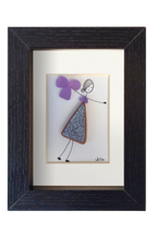 Chica danzando en lila
