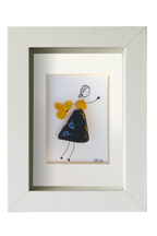 Chica danzando en amarillo