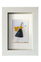 Chica danzando en amarillo