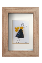 Chica danzando en amarillo