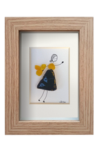 Chica danzando en amarillo