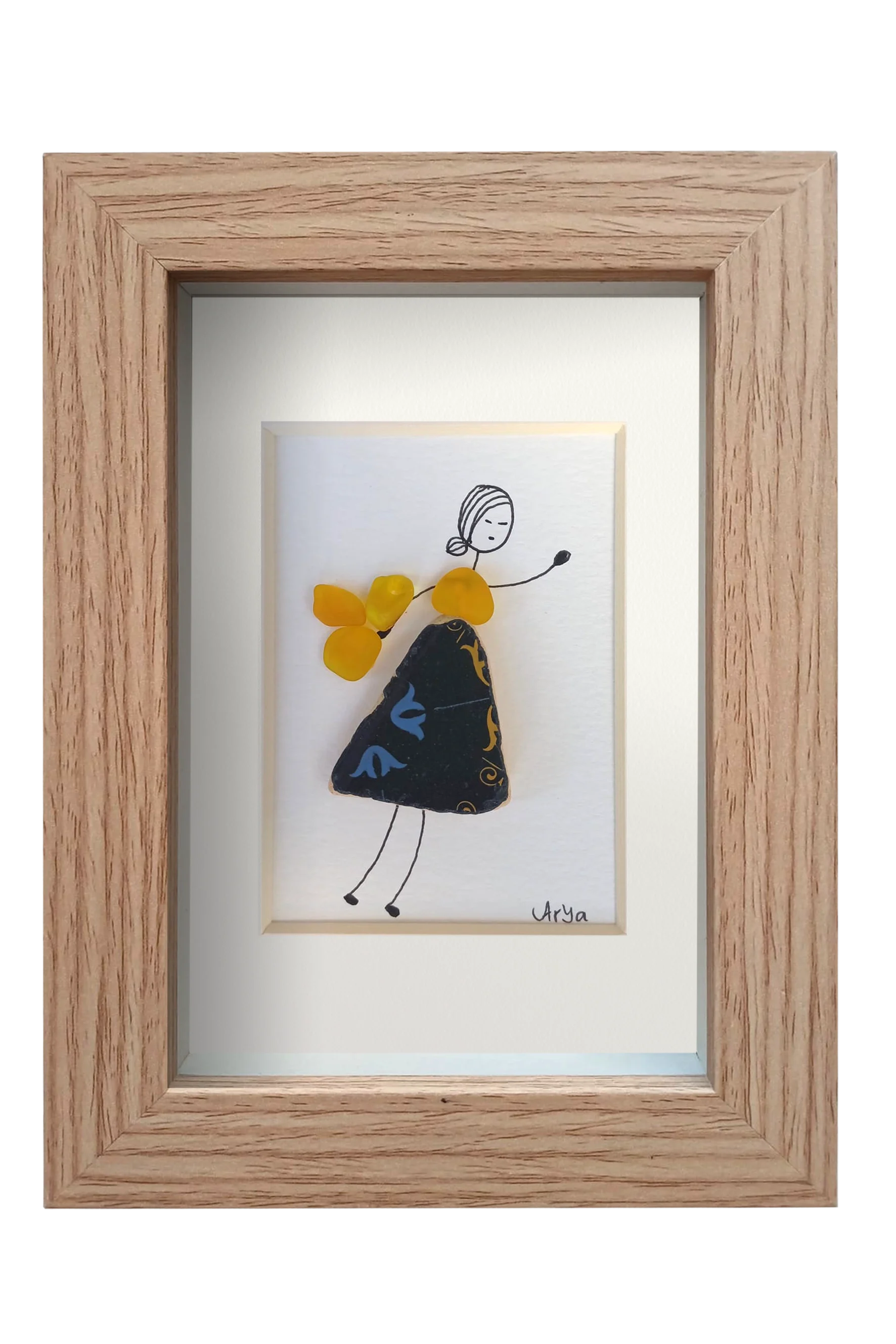Chica danzando en amarillo