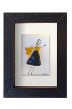 Chica danzando en amarillo