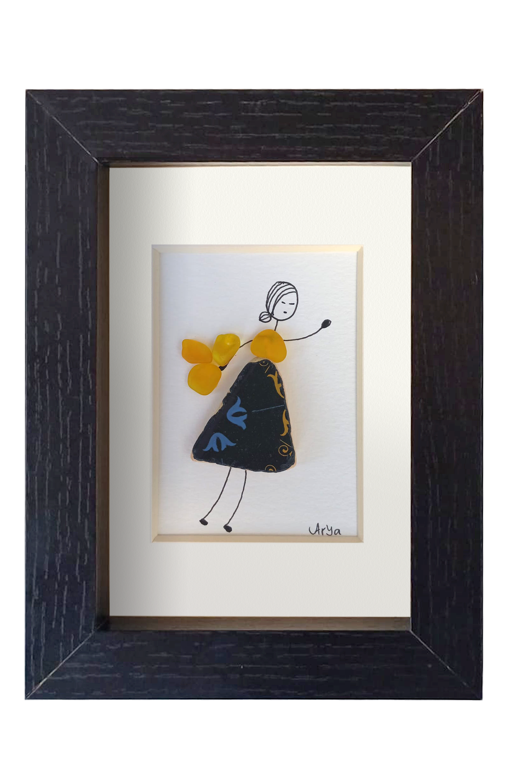 Chica danzando en amarillo