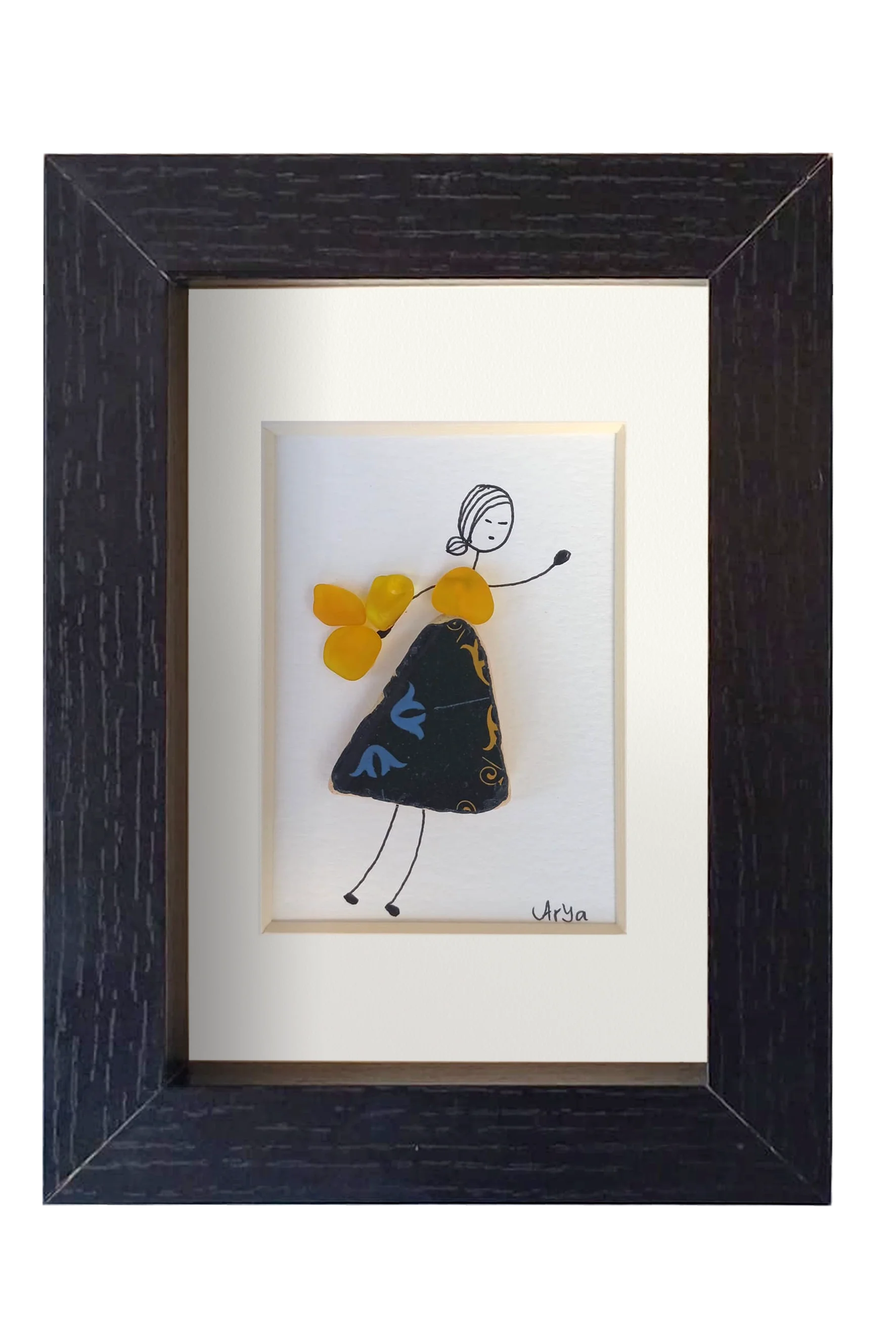 Chica danzando en amarillo