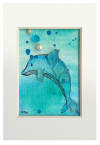 Cuadro con ilustración en acuarela y tinta de un delfín en el fondo del mar con vidrio y otros materiales dándo volumen y aportando fantasía