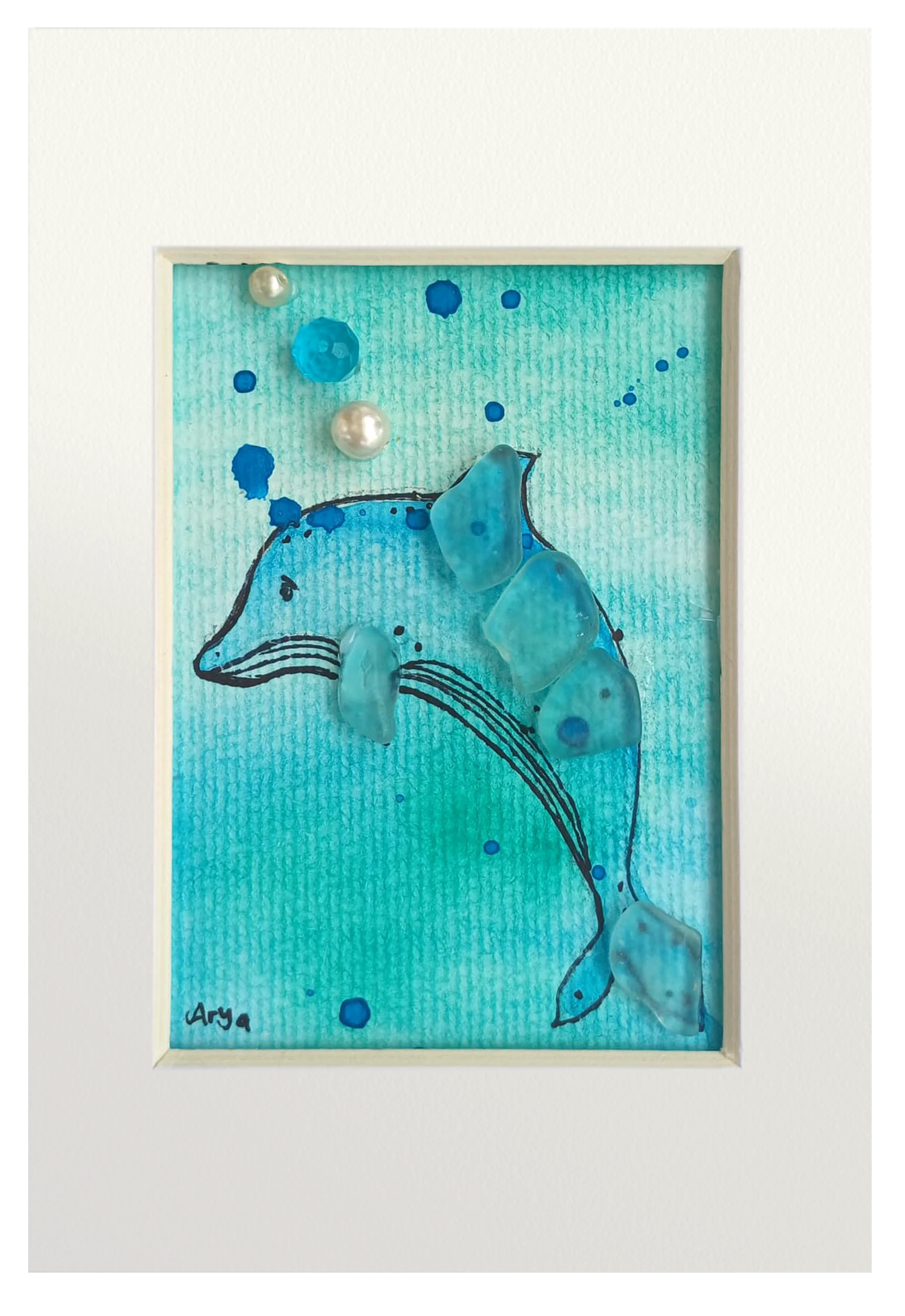 Cuadro con ilustración en acuarela y tinta de un delfín en el fondo del mar con vidrio y otros materiales dándo volumen y aportando fantasía