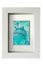 Cuadro con ilustración en acuarela y tinta de un delfín en el fondo del mar con vidrio y otros materiales dándo volumen y aportando fantasía