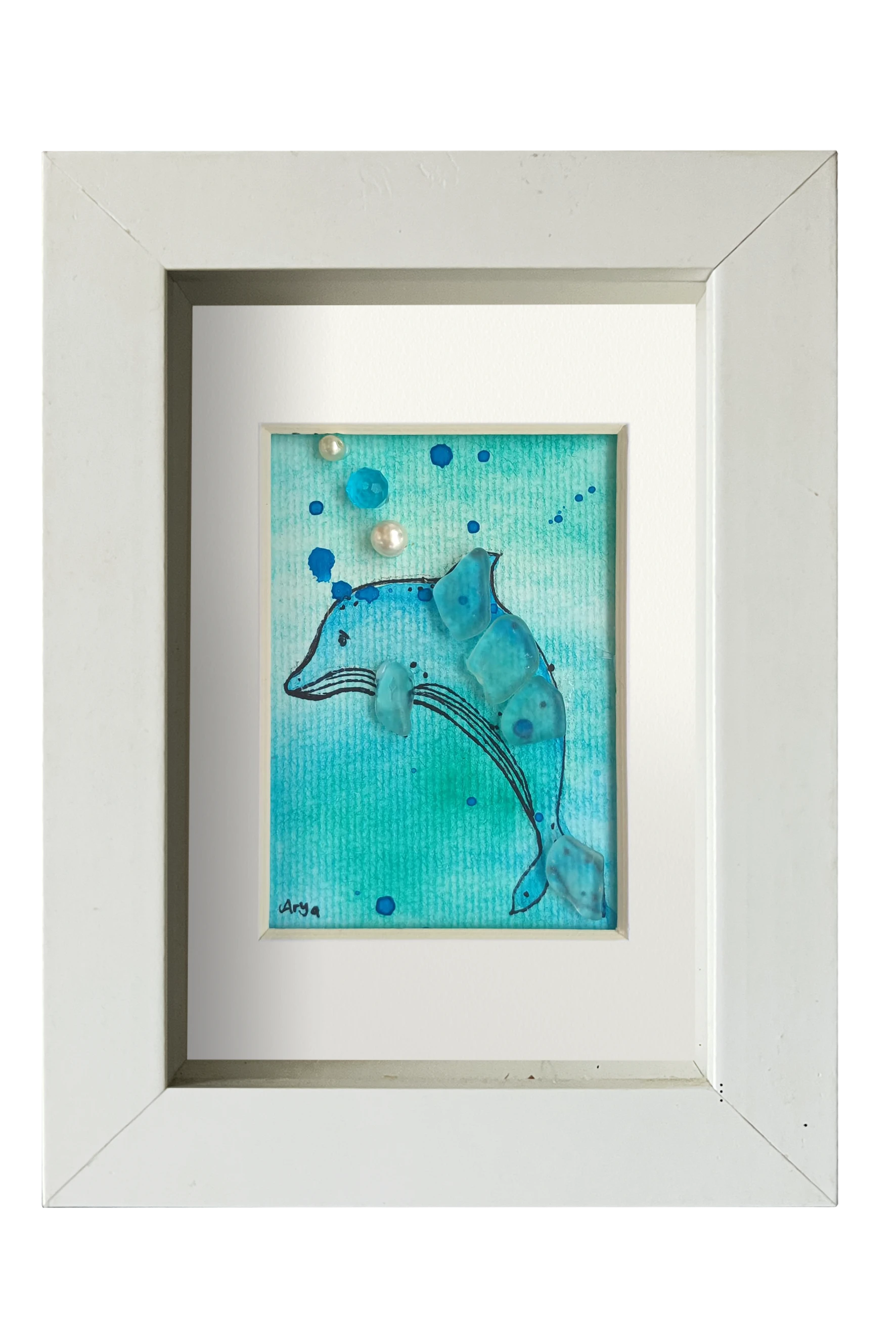 Cuadro con ilustración en acuarela y tinta de un delfín en el fondo del mar con vidrio y otros materiales dándo volumen y aportando fantasía