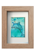 Cuadro con ilustración en acuarela y tinta de un delfín en el fondo del mar con vidrio y otros materiales dándo volumen y aportando fantasía