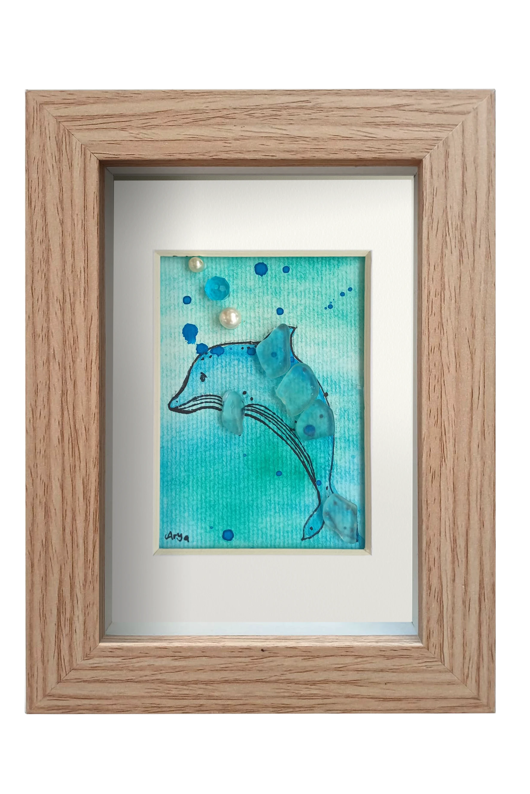 Cuadro con ilustración en acuarela y tinta de un delfín en el fondo del mar con vidrio y otros materiales dándo volumen y aportando fantasía